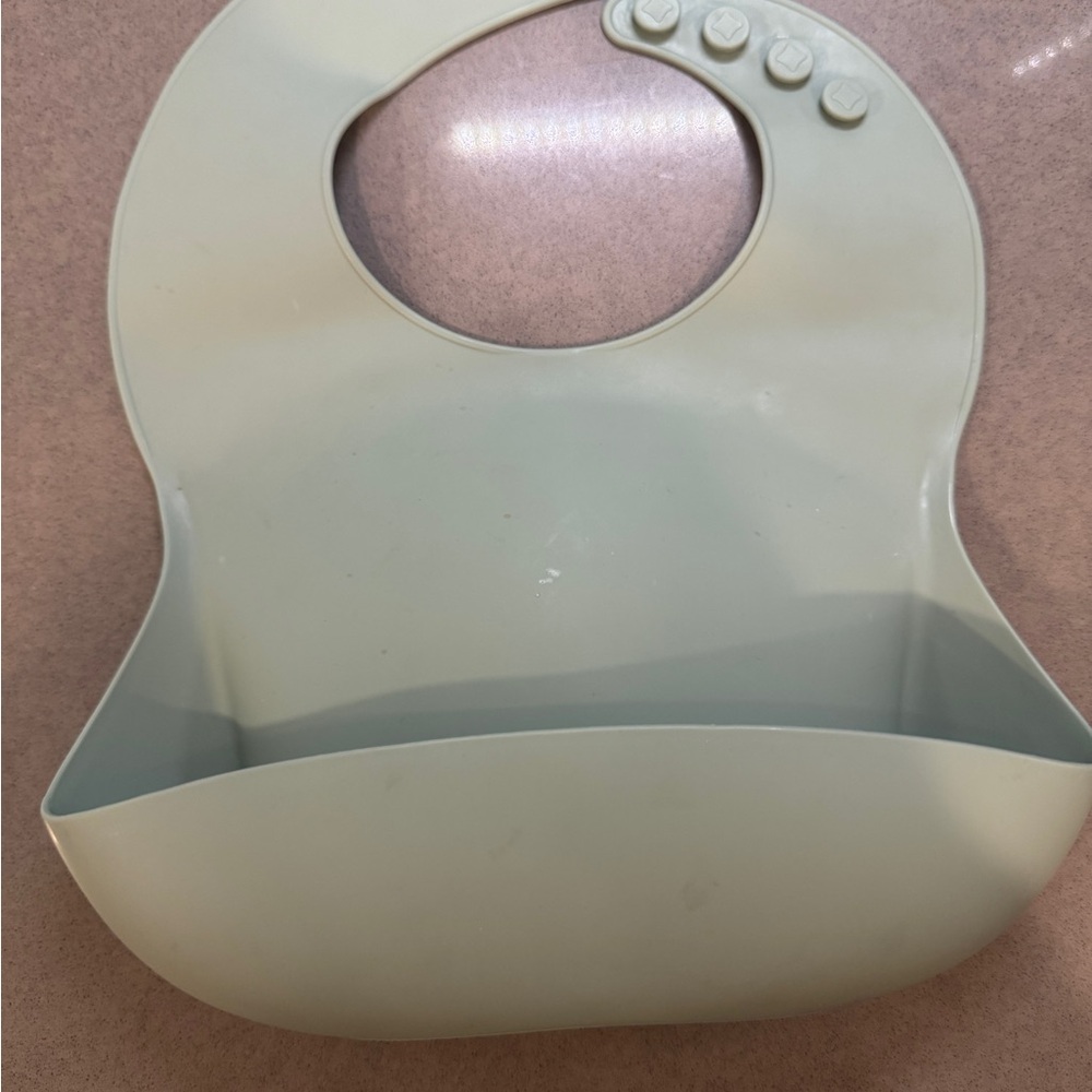 Mushie Silicone Baby Bib in Light Green